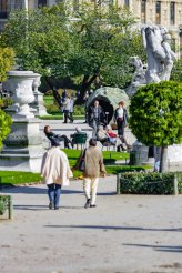 - On a straight Line<small class="fine d-inline"> </small>! (Le Jardin des Tuileries)