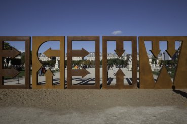 - On a straight Line<small class="fine d-inline"> </small>! (Le Jardin des Tuileries)