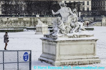 - Tuileries garden : <br>statuary art