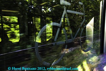 - Elle file comme le vent / Sie saust wie der Wind