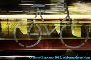 - Elle file comme le vent / Sie saust wie der Wind